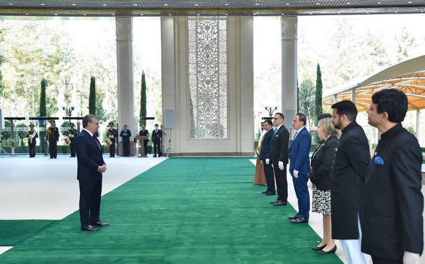 Шавкат Мирзиёев принял верительные грамоты у послов семи стран