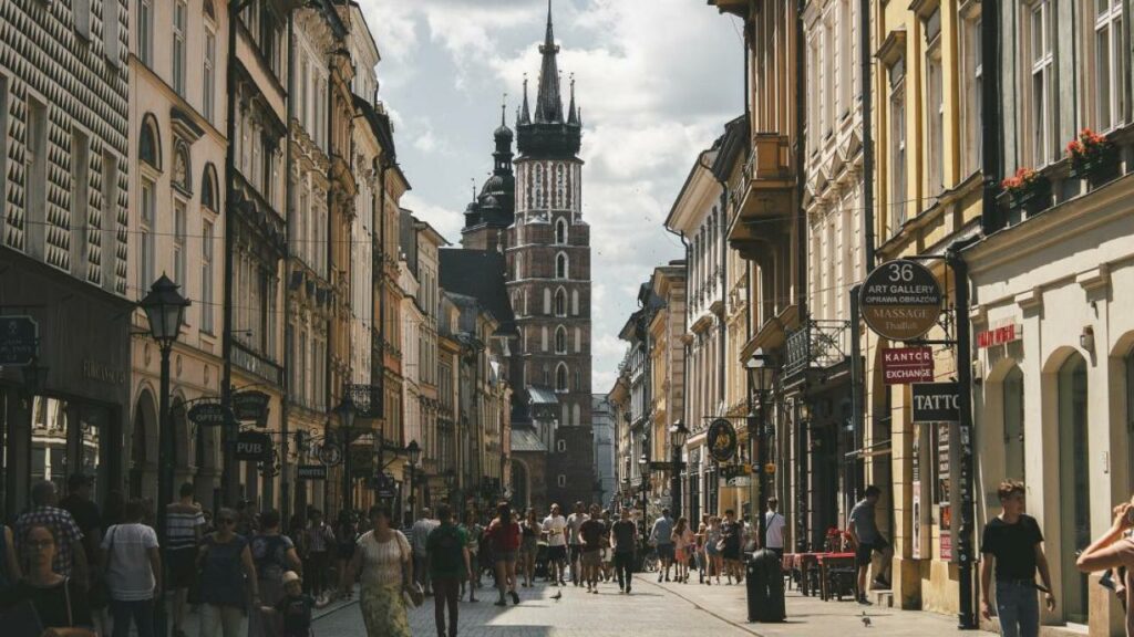 Более 10 тысяч человек покинули Беларусь после выборов