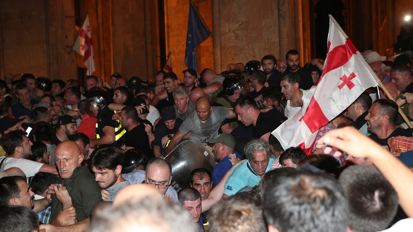 В Тбилиси произошли столкновения между полицией и гражданской оппозицией