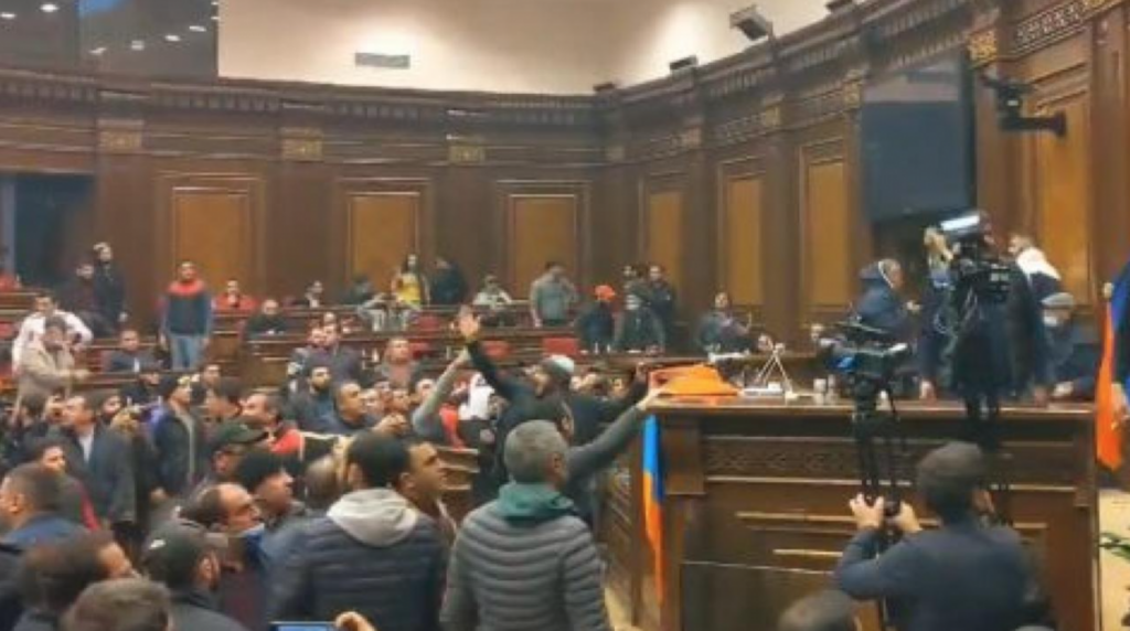 Протестующие в Армении требуют отставки Пашиняна