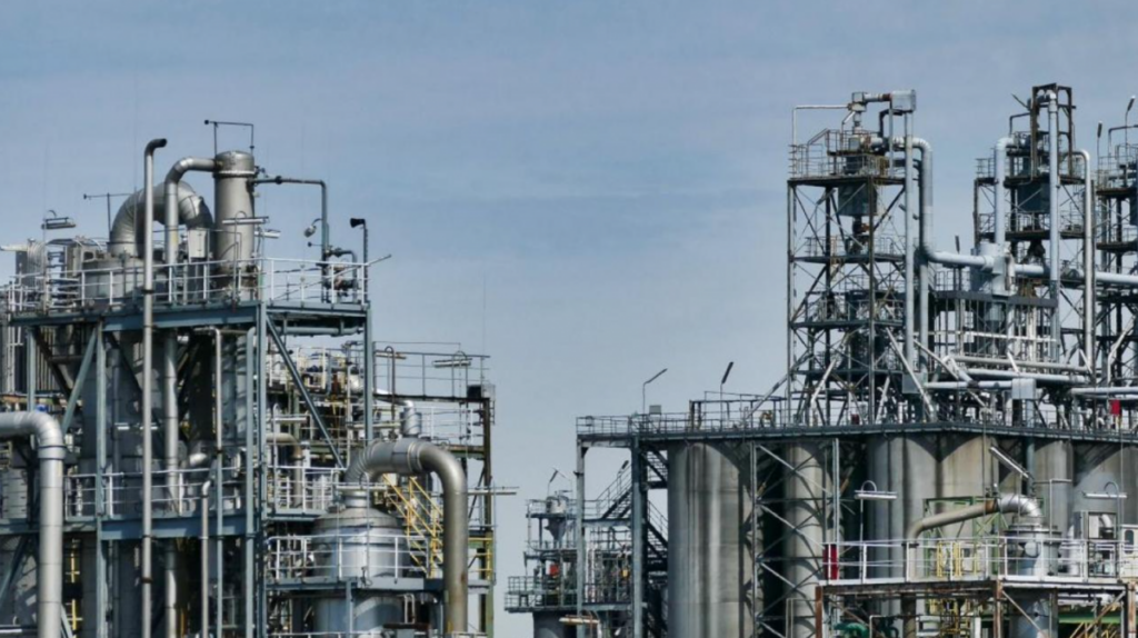 Впервые в истории может смениться лидер по переработке нефти