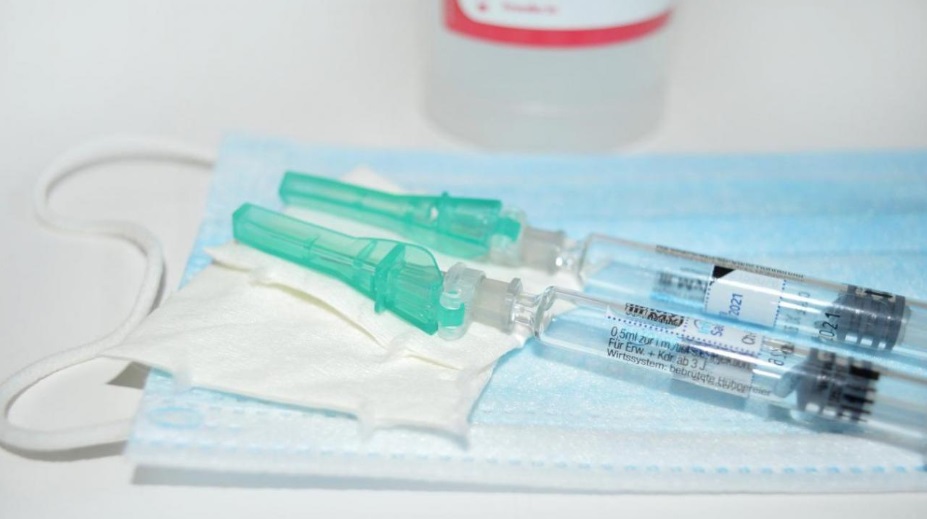 Прививку от коронавируса получили более 2,7 млн человек