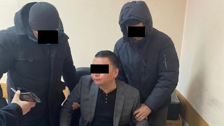 Руководитель пресс-службы президента Кыргызстана задержан за вымогательство