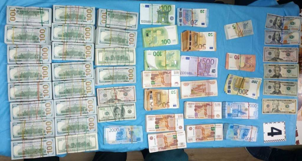 СГБ пресекла незаконный вывоз более $1 млн в Казахстан