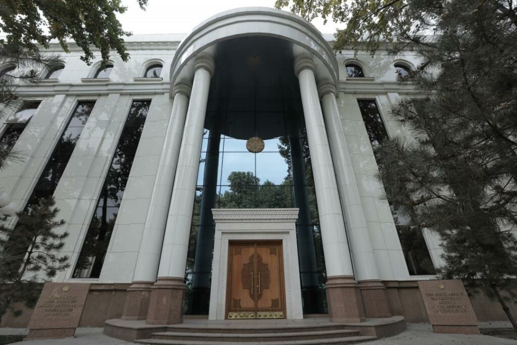 Продлен срок приема заявок на приватизацию «Пойтахт банка» и «Узагроэкспортбанка»