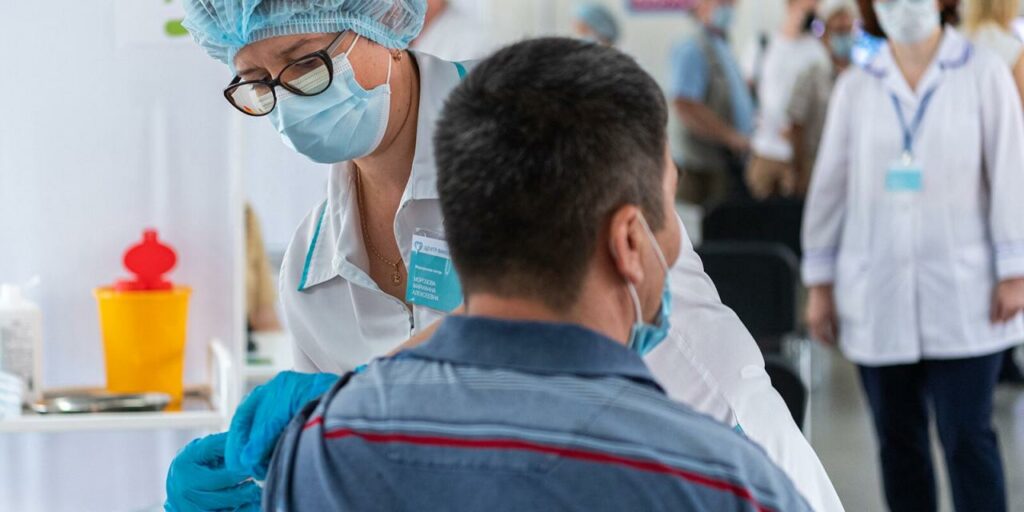 В Москве началась вакцинация трудовых мигрантов от коронавируса