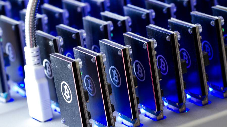 Почему в Узбекистане майнеров переводят на солнечную энергию