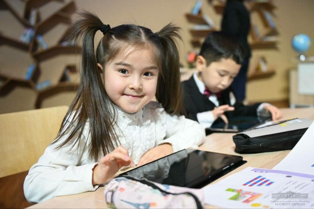 Мирзиёев ознакомился с новыми учебниками