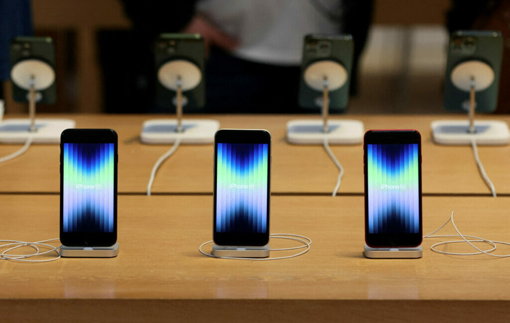 Продажи смартфонов в мире рухнули до самого низкого уровня за последние десять лет