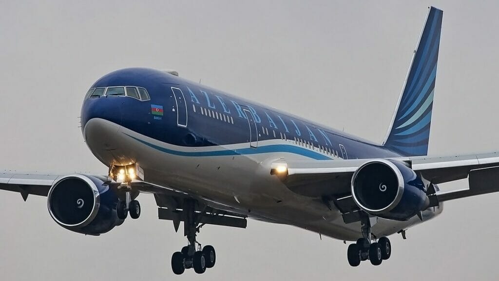 «Азербайджанские авиалинии» запустили регулярный рейс из Баку в Ургенч