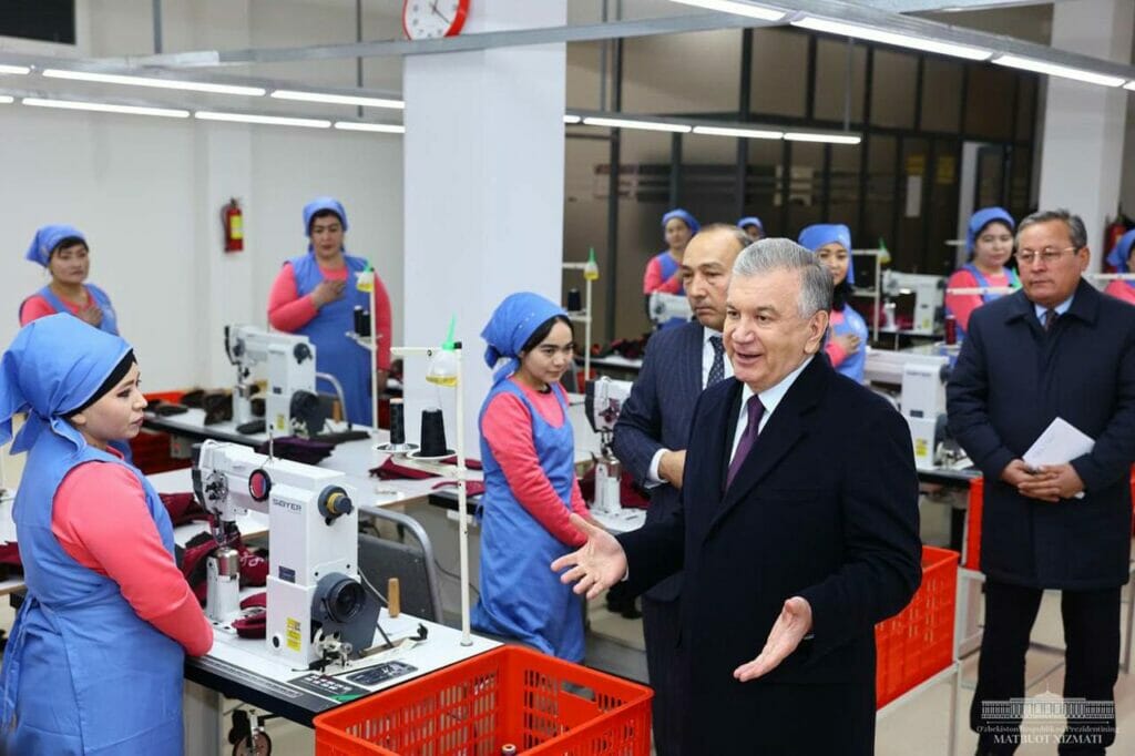 Мирзиёев заглянул на обувную фабрику в Шахриханском районе