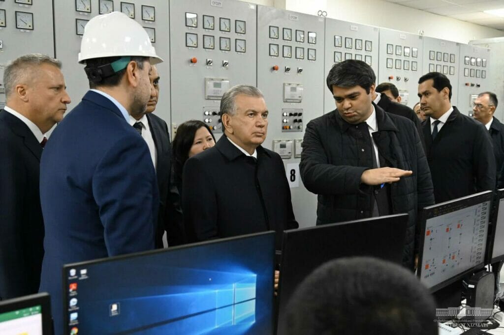 Президент Узбекистана посетил ТЭС в Бухаре