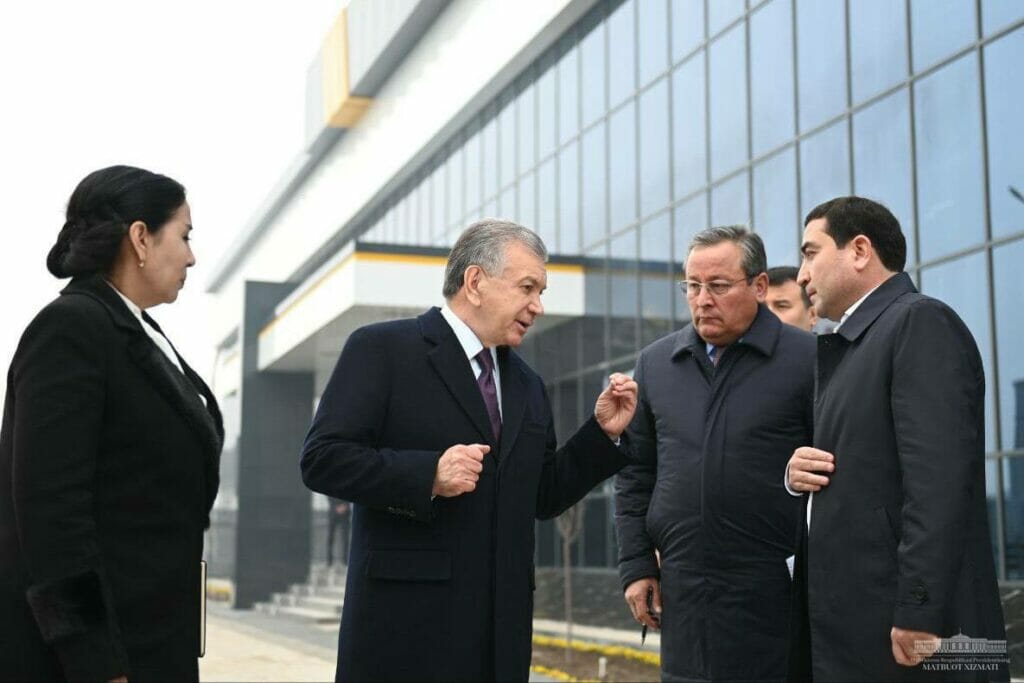 Мирзиёев посетил текстильное предприятие в Бустанском районе