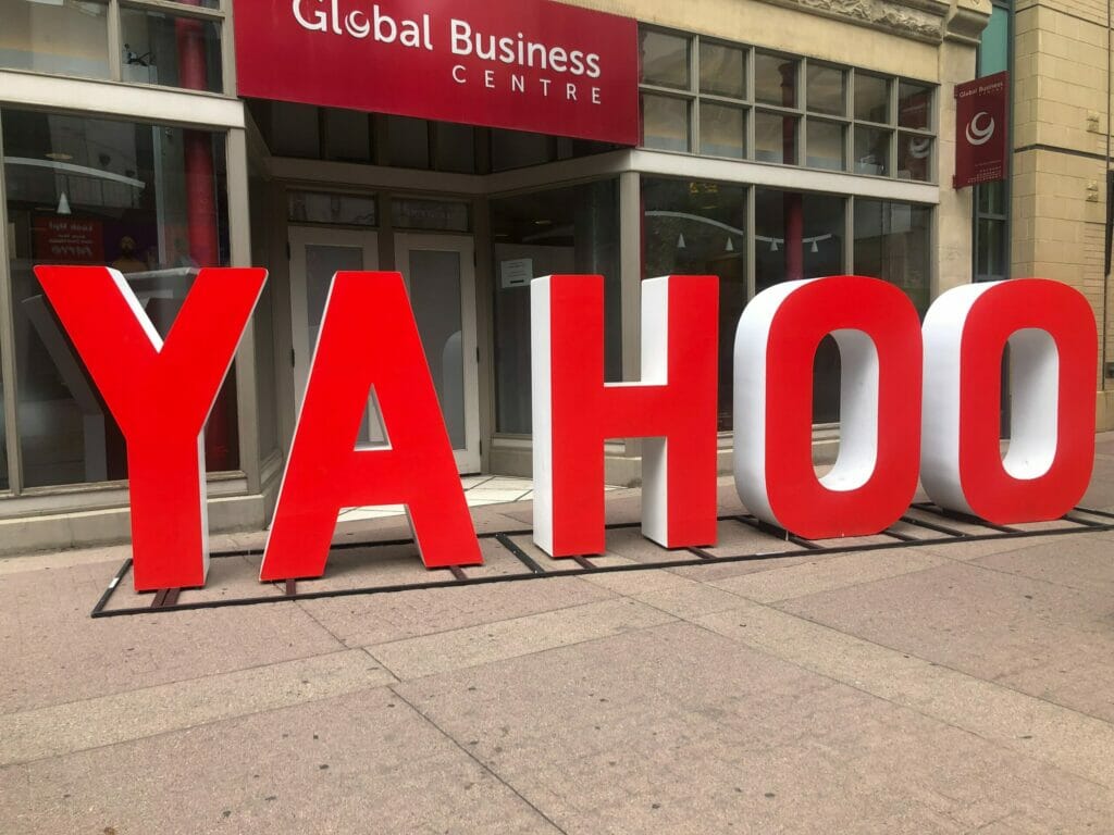 Yahoo сократит более 20% штата