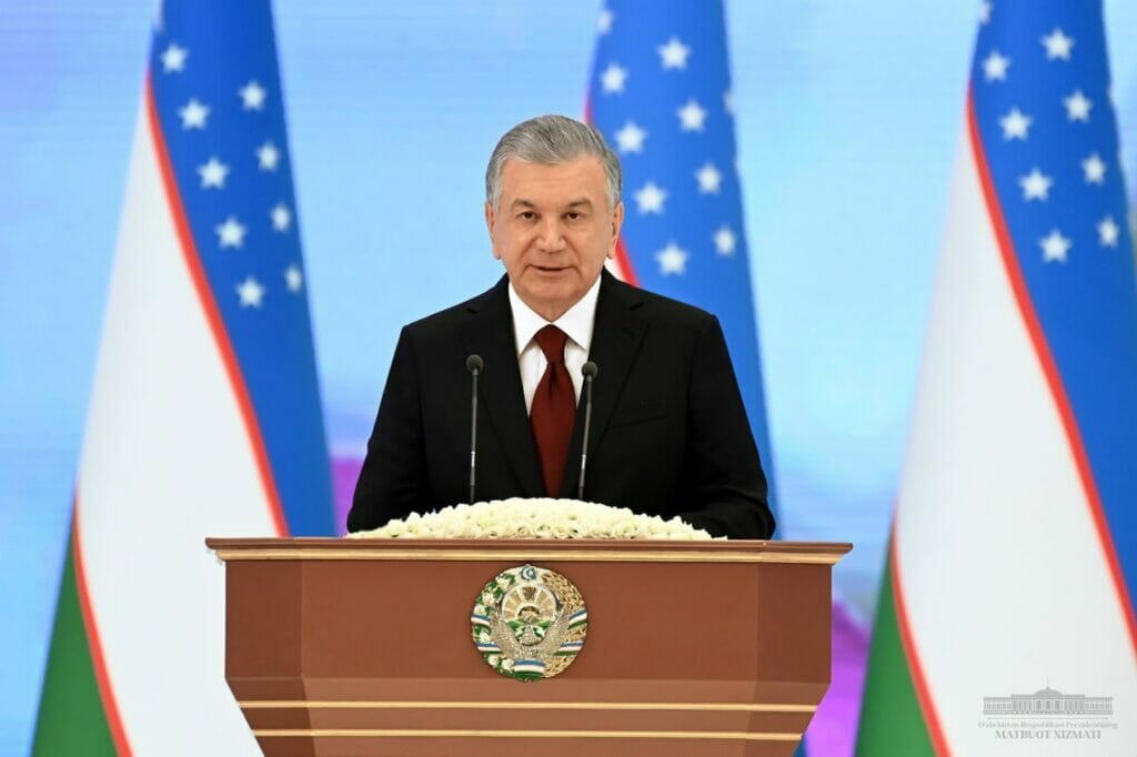 Президент поздравил узбекистанок с 8 Марта