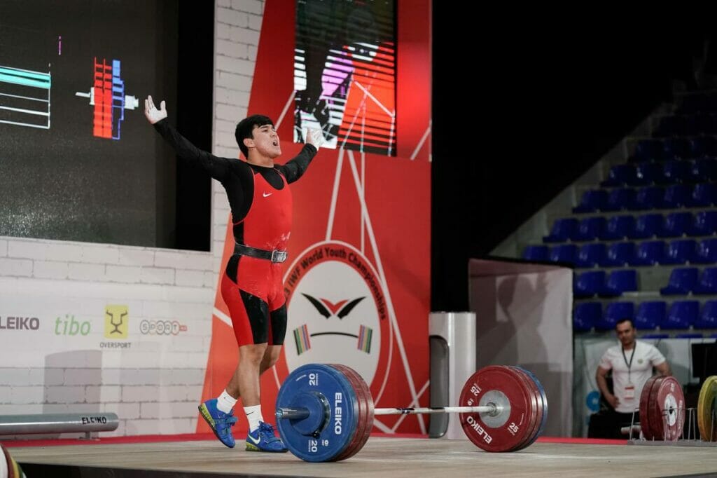 Тяжелоатлет из Узбекистана завоевал три медали на чемпионате мира