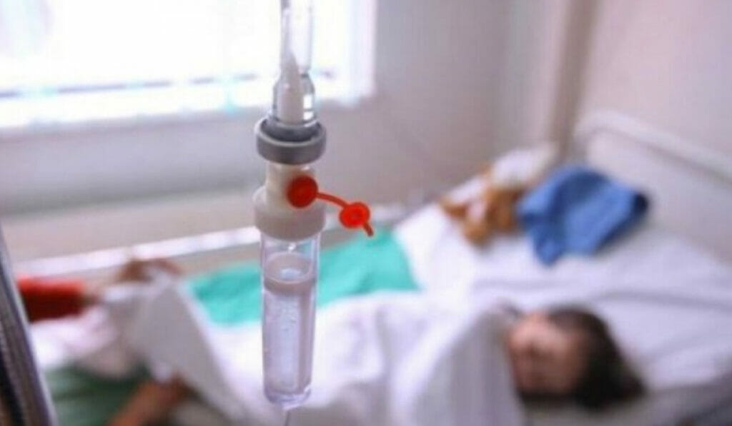 В Кыргызстане почти полсотни детей отравились неизвестным веществом