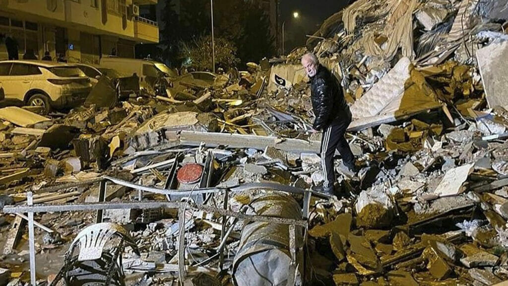 Число жертв землетрясения в Турции превысило 50 тыс.