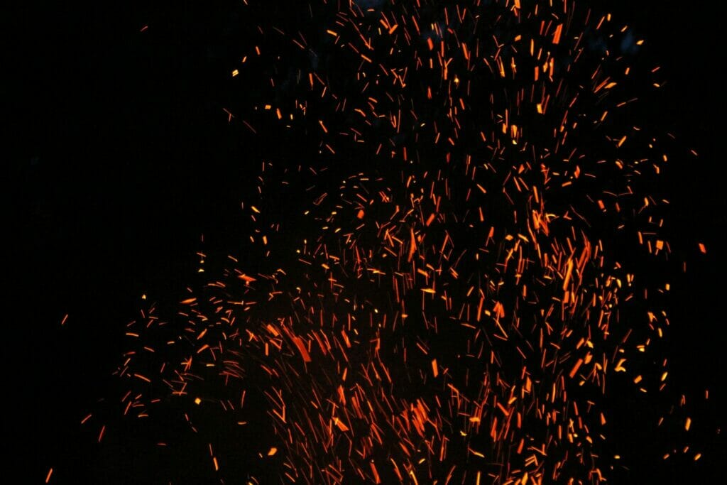 Под Навои загорелся торговый центр