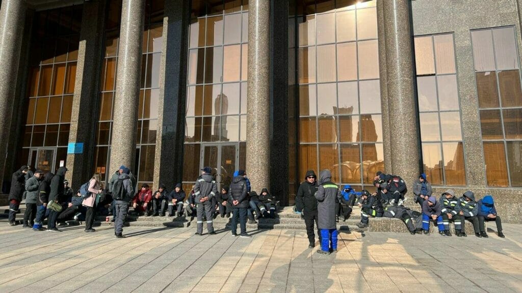 В Казахстане митингующие перекрыли дорогу после задержания нефтяников