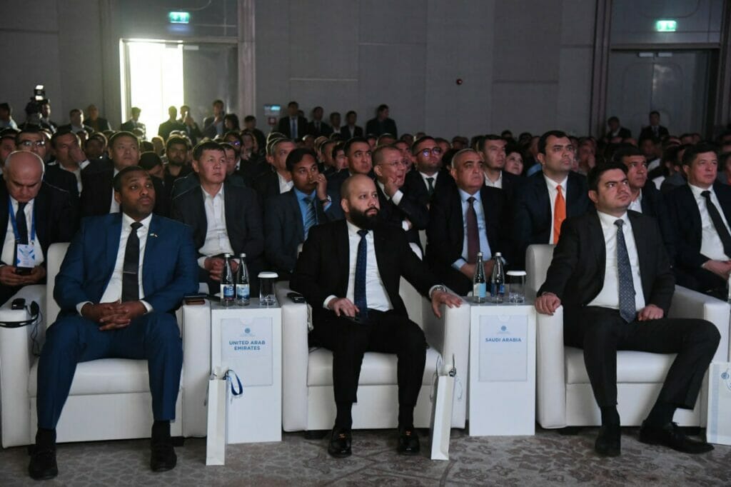 Лаборатории почти 200 поликлиник передадут бизнесу