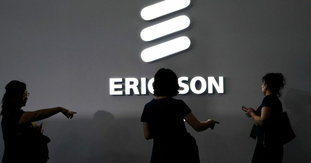 Чистая прибыль Ericsson снизилась вдвое