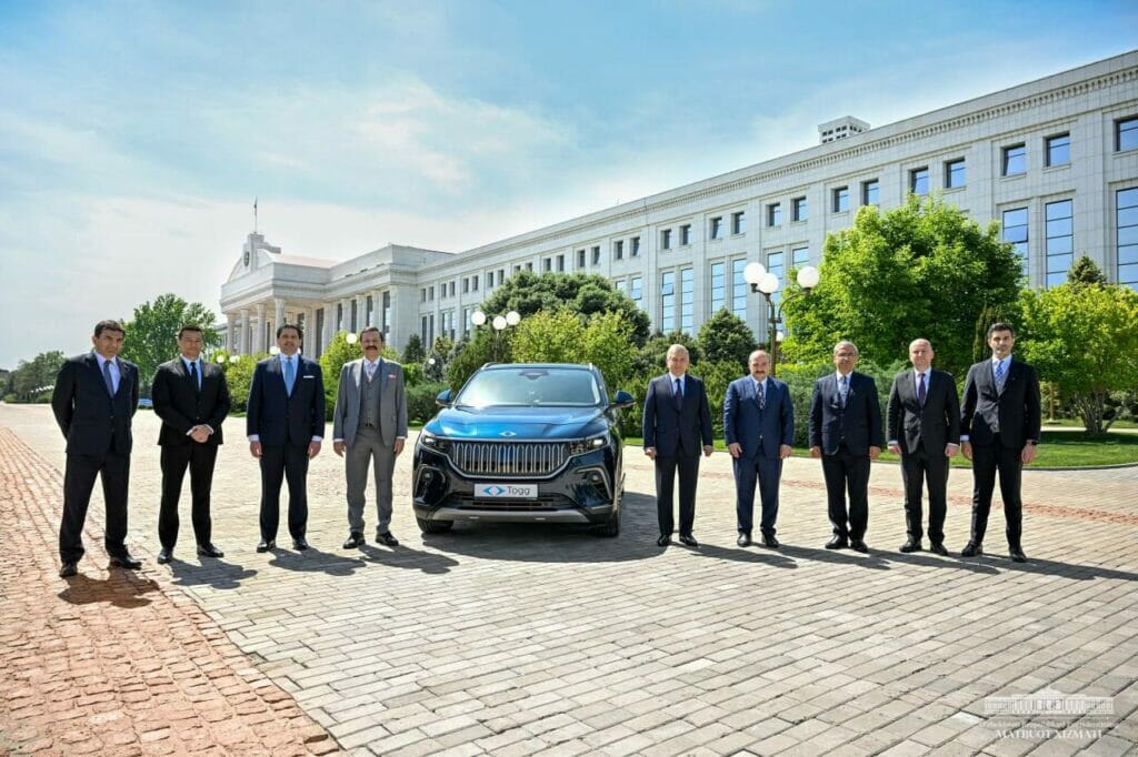 Глава Минпрома Турции привез электромобиль для Мирзиёева