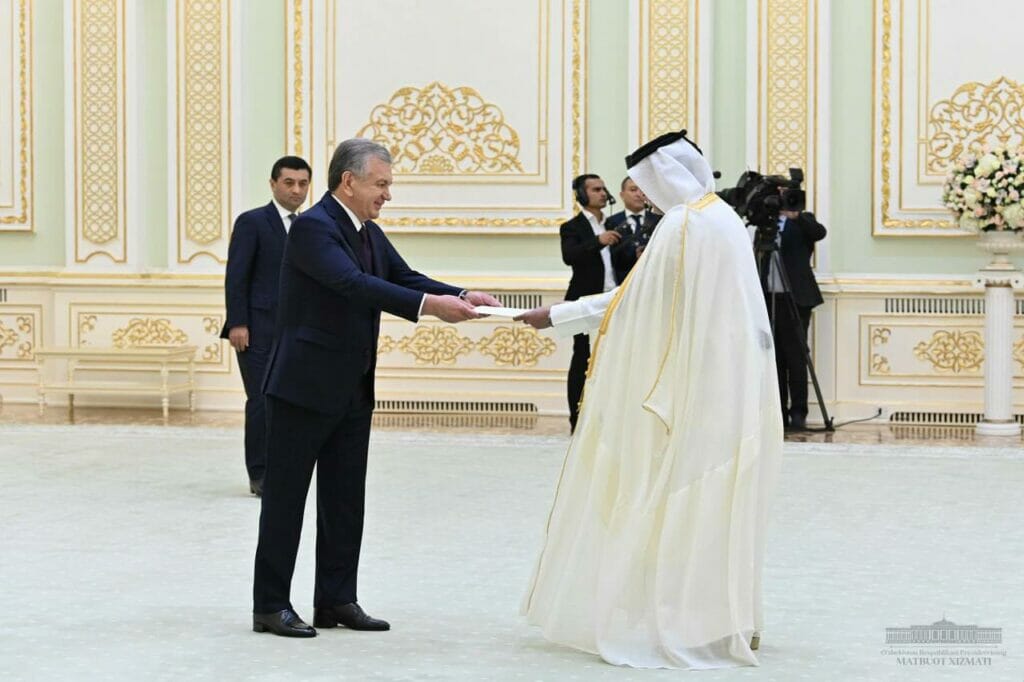 Мирзиёев принял верительные грамоты от пяти послов