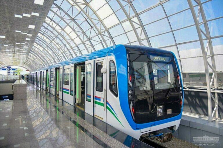 Первая женщина-машинист начала работать в метро Ташкента