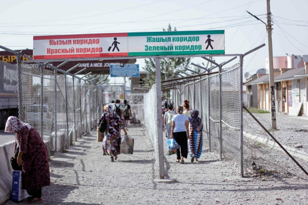 Узбекистанец пытался незаконно провезти в КР 1,3 млн рублей