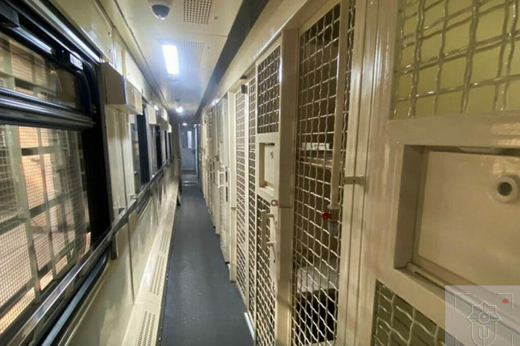 В Казахстан доставили спецвагоны для перевозки осужденных из РУз