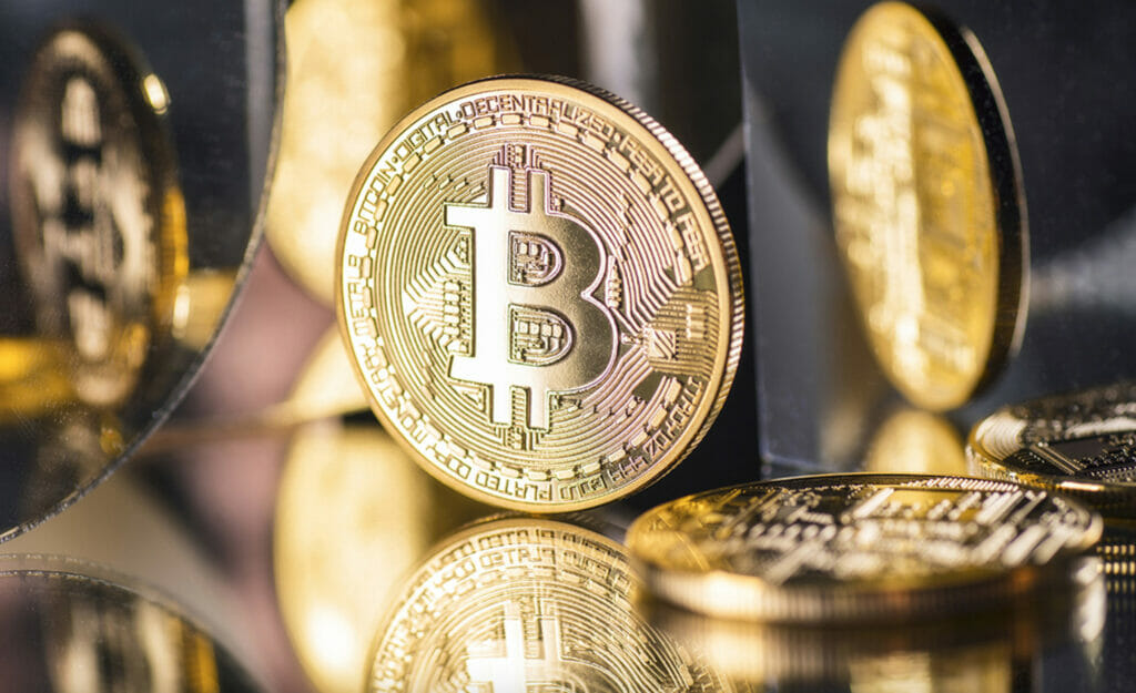 Цена биткоина превысила $30 тыс.