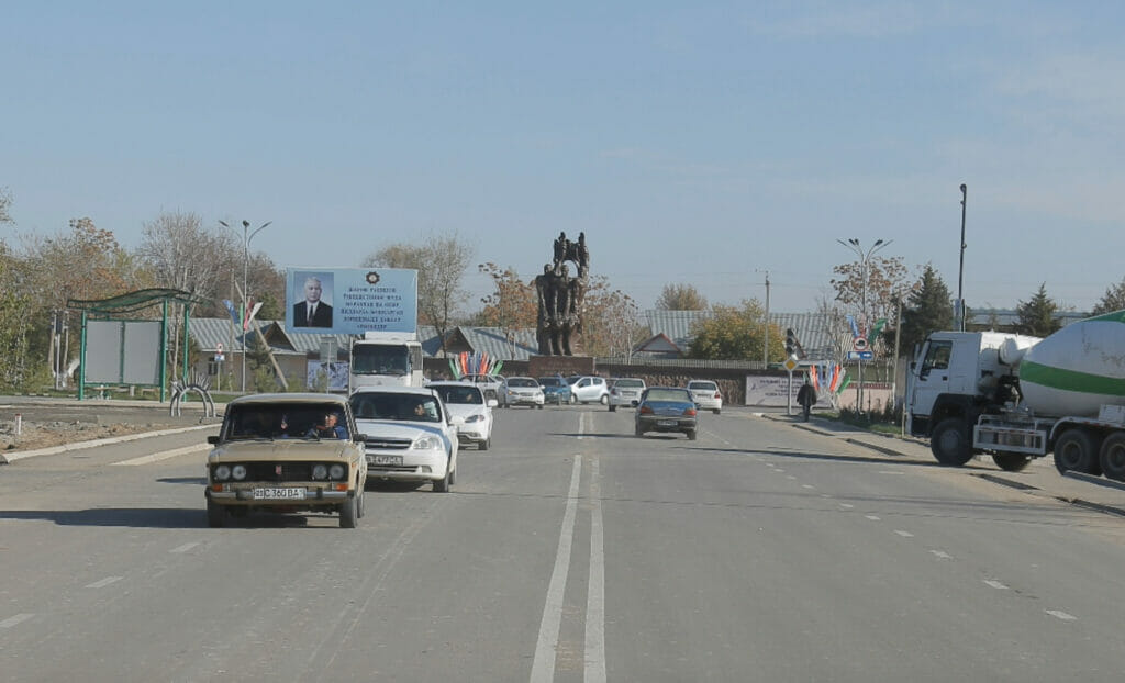 В Сурхандарье устанавливают дорожные знаки снижения скорости