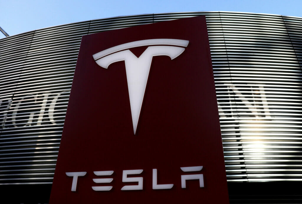 Tesla сократила чистую прибыль на четверть