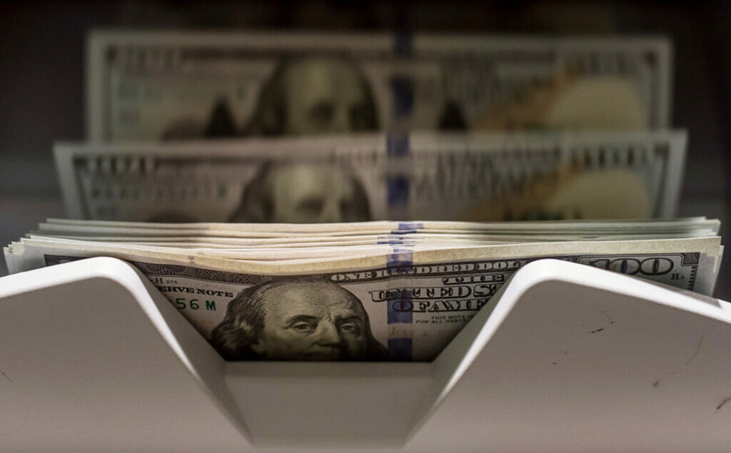 Доллар продолжает дешеветь