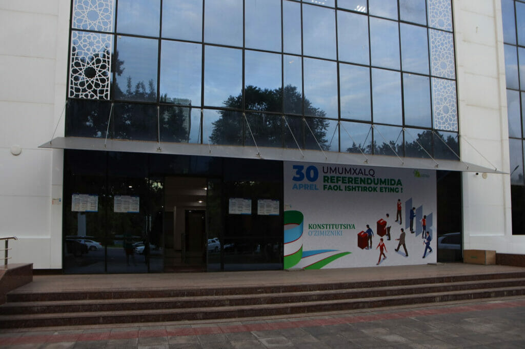 В Узбекистане открылись участки референдума по поправкам в Конституцию