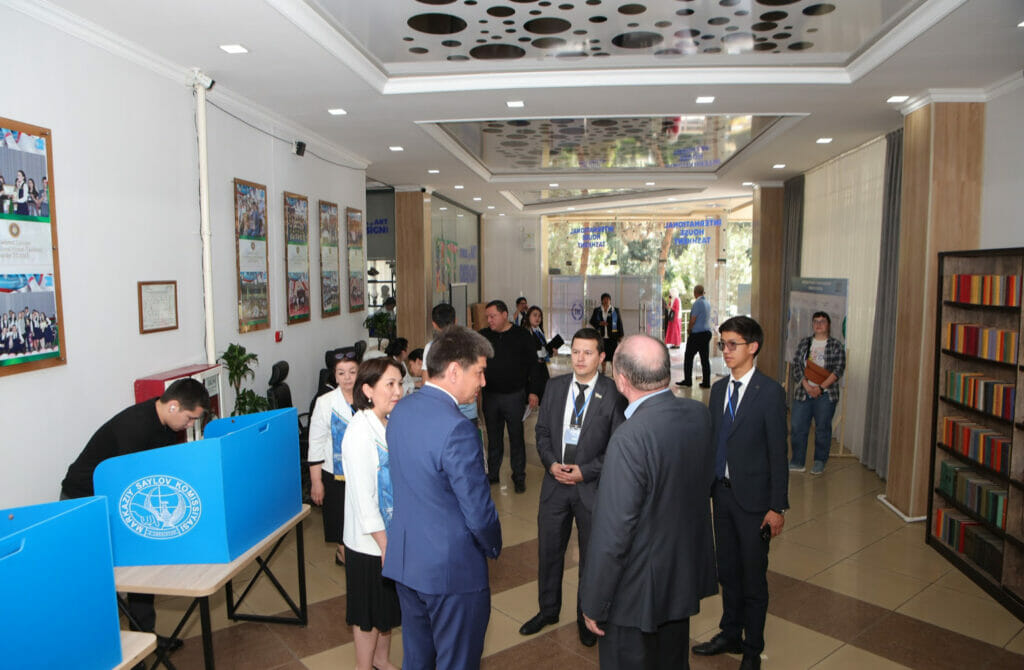 По поправкам в Конституцию проголосовали более 14 млн узбекистанцев