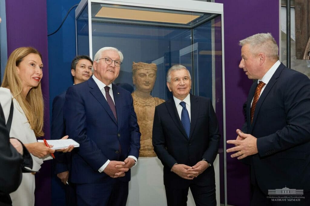 Мирзиёев и Штайнмайер открыли выставку артефактов Узбекистана