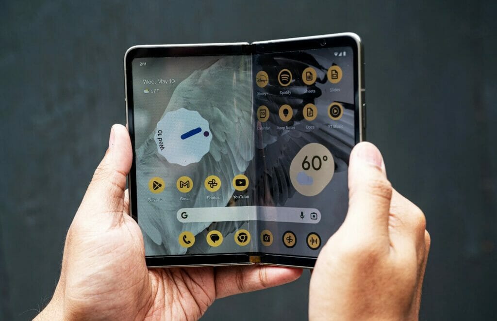 Google представил первый складной смартфон