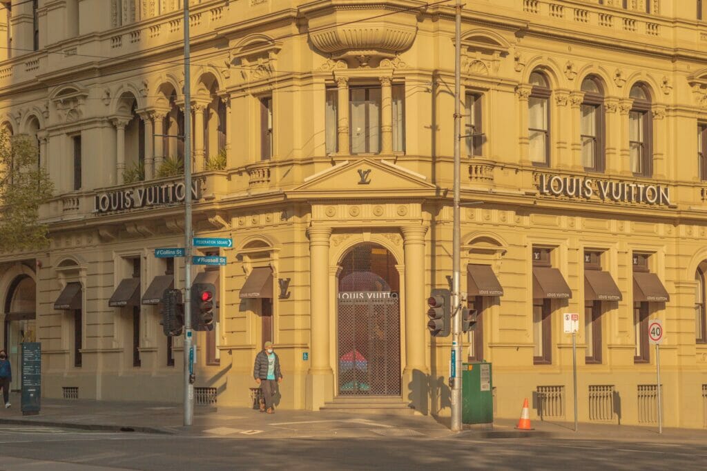 Dunyoning eng boy odami bir kunda 11 milliard dollar yo‘qotdi