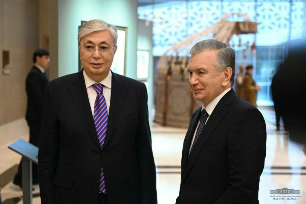 Токаев поздравил Мирзиёева с успешным проведением референдума