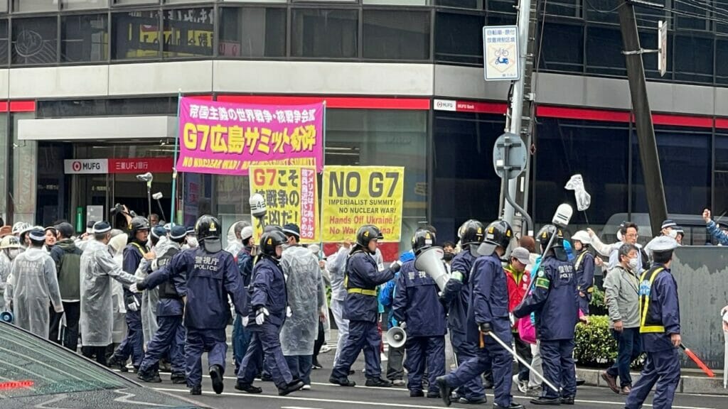 В Хиросиме граждане вышли на митинг против G7
