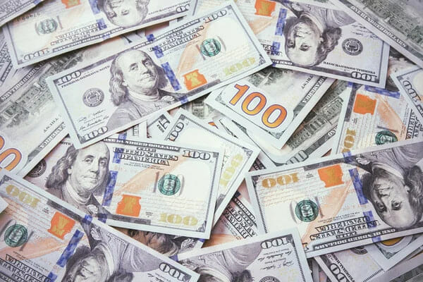 Dollar yana pastladi