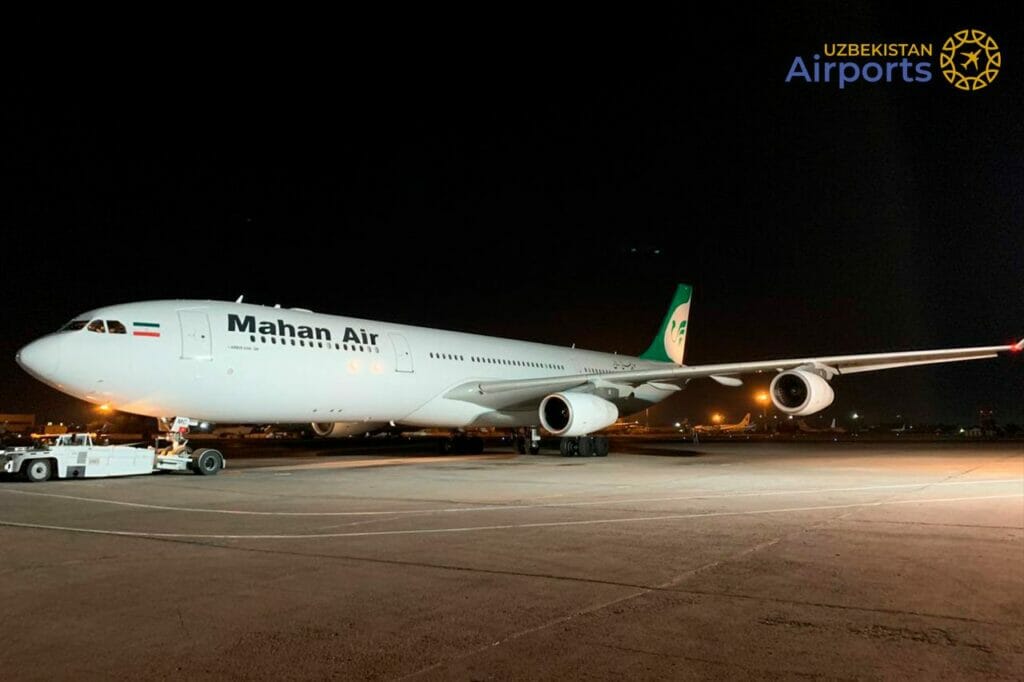 Летевший в Пекин самолет совершил экстренную посадку в Ташкенте