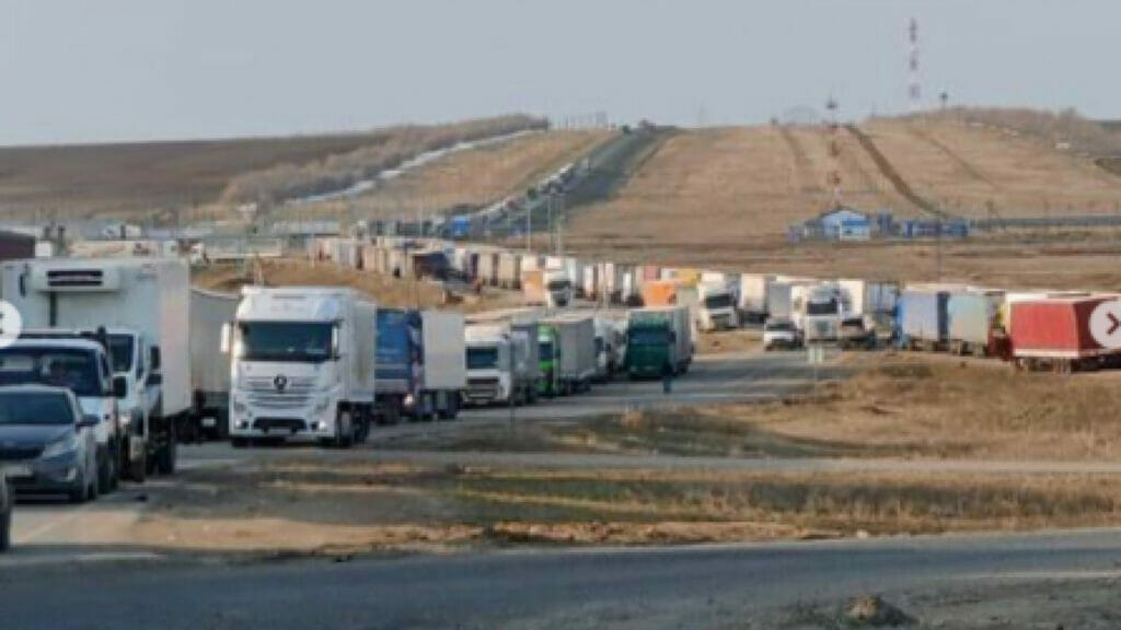 На казахско-узбекской границе застряли сотни грузовиков