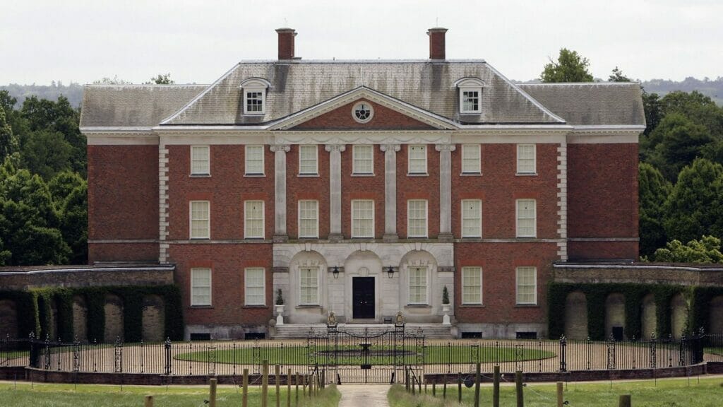 Экс-премьеру Британии выставили счет за тапочки и халаты из правительственного особняка