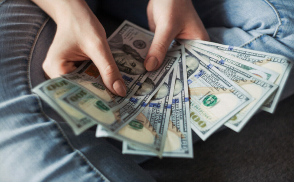 Доллар подешевел впервые за неделю