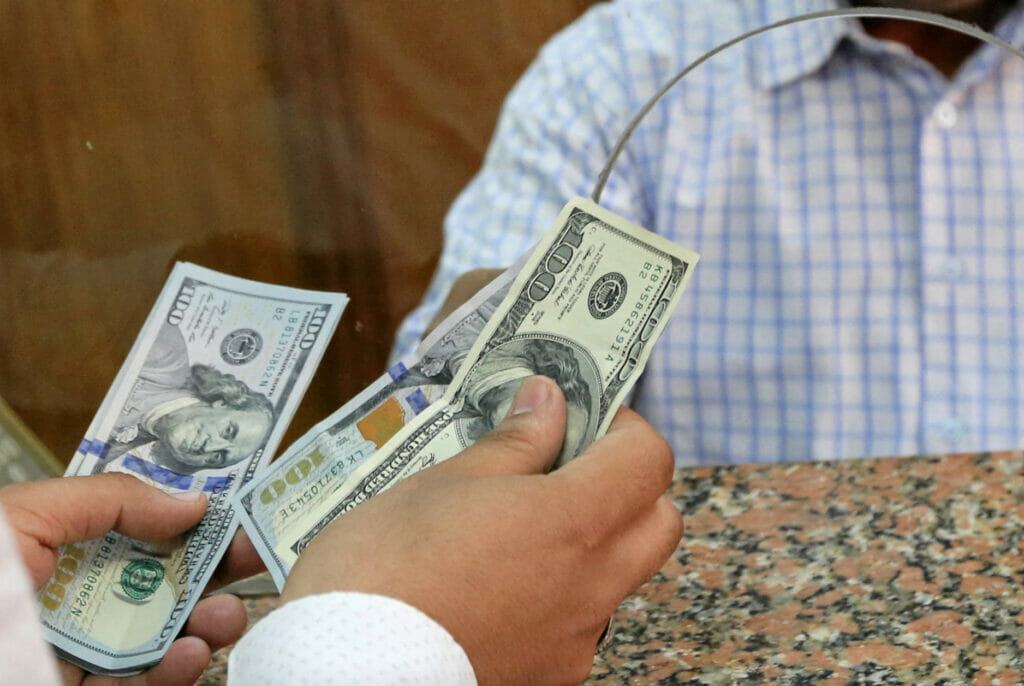 Доллар незначительно подешевел