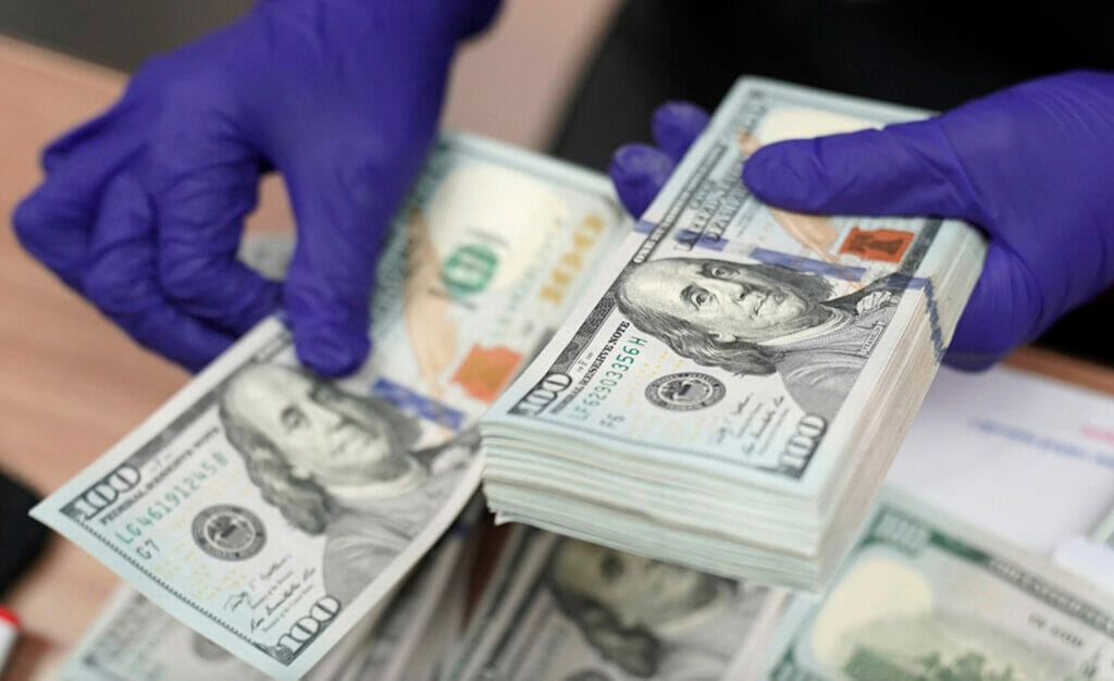 Доллар стал еще дешевле