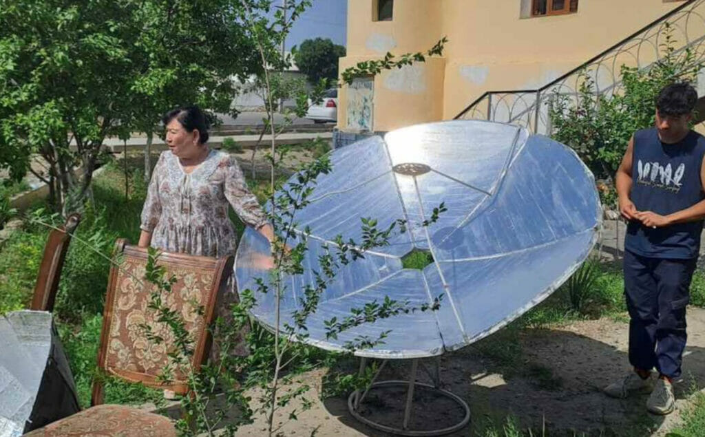 В Навои жителей научили изготавливать солнечные концентраторы из бытовых предметов